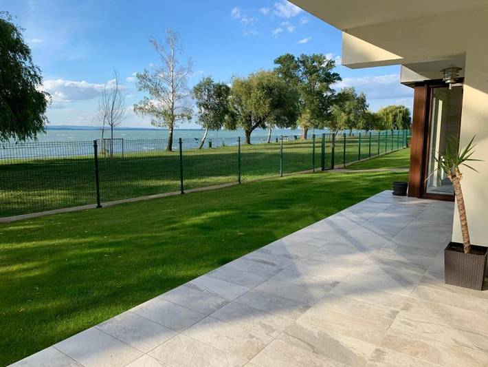Ferienwohnung für 6 Personen, mit Balkon und Terrasse sowie Garten und Pool in Siofok