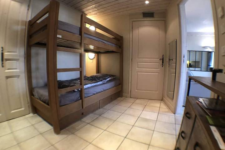 Apartamento entero, On the shores of Lake Annecy, comfortable apartment with terrace and private beach in Duingt, Bauges