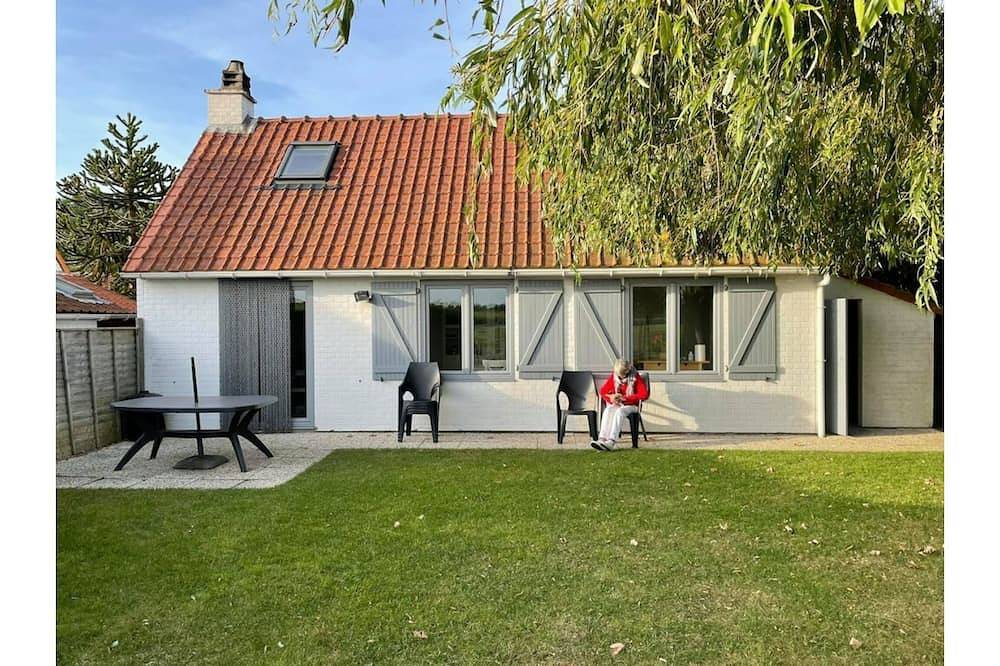 Charming fisherman's house with private garden in Adinkerke, De Panne