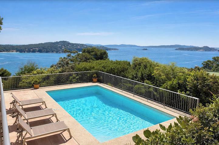 Location de vacances pour 12 personnes, avec jacuzzi ainsi que terrasse et jardin dans Port du Niel