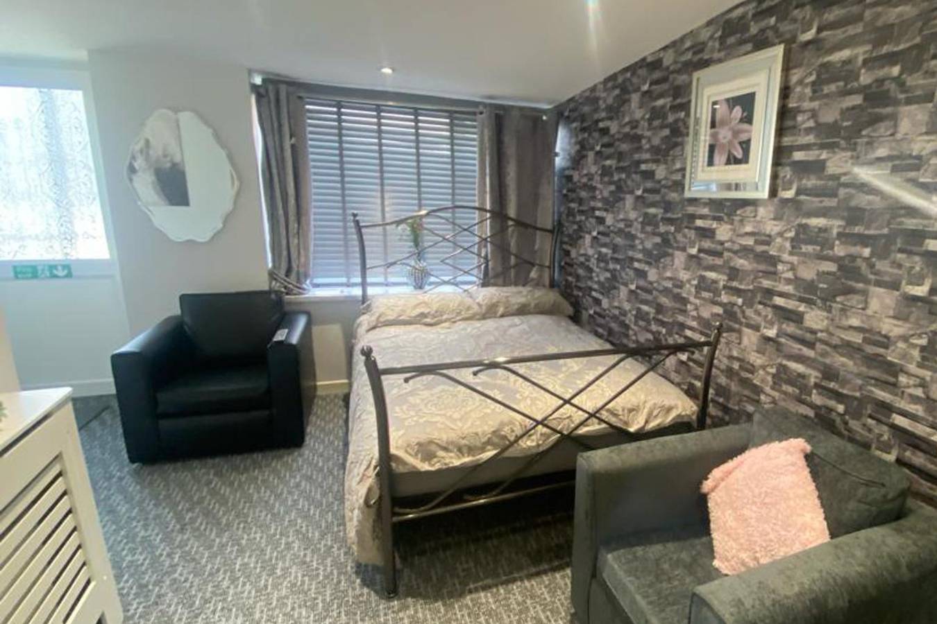 Entire holiday apartment, 3 Bed Apartment - Sleeps 6 - Free Parking, Wifi in Brecon Beacons