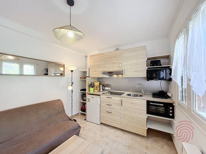 Apartamento entero, Apartamento con terraza en Lamalou-les-Bains, WIFI, admite mascotas, cerca del centro termal in Lamalou-les-Bains, Region de Béziers