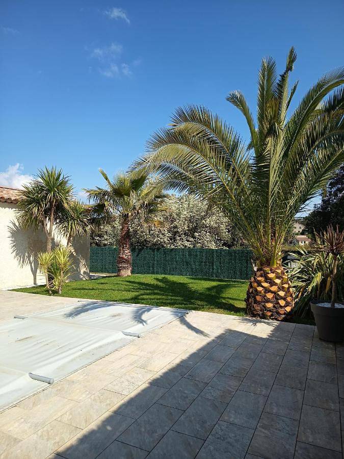 Location de vacances pour 3 personnes, avec terrasse ainsi que piscine et vue à Belcodène - 2