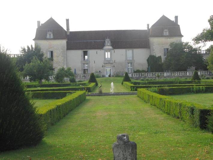 Gîte pour 8 personnes, avec jardin et piscine, animaux acceptés à Champagne-et-Fontaine - 4