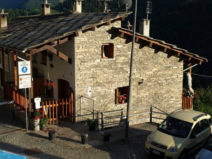 Location de vacances pour 2 personnes, avec Balcon et Terrasse ainsi que Jardin et Vue à Ostana