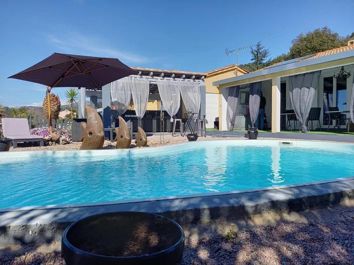 Alojamiento y desayuno para 2 personas, con jardín además de vistas y piscina - 1