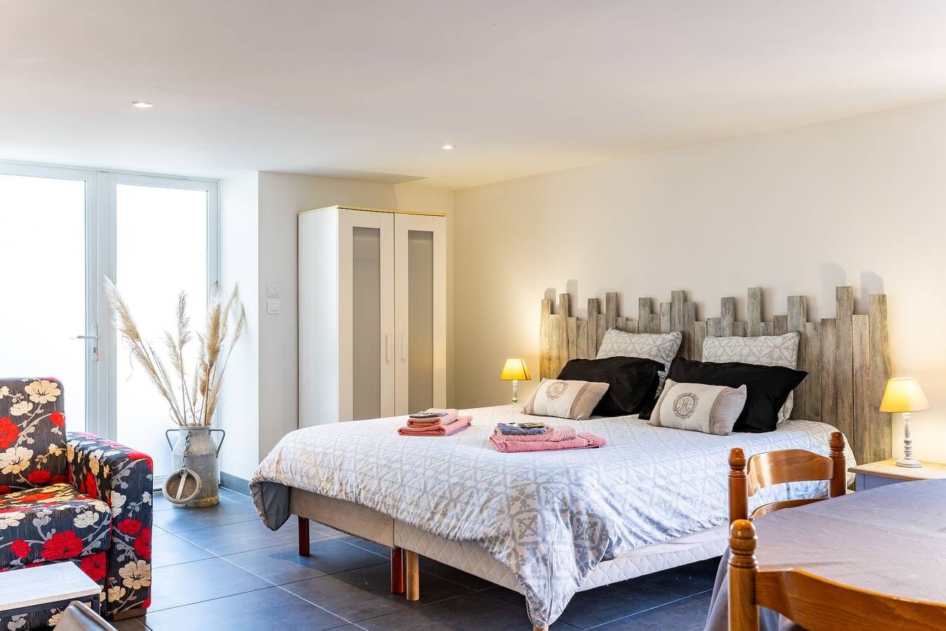 Hel enrumslägenhet, Studio 'Chez Martine' with Private Terrace, Private Garden and Wi-Fi in Langon, Langon region