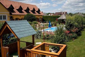 Cottage pour 4 personnes, avec jardin ainsi que piscine et terrasse dans Koroshegy