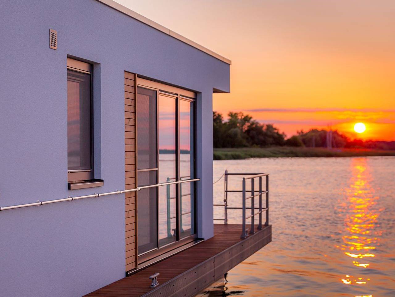 Kranichnest Schwimmhaus - Uferhaus am Bodden Ostsee - Kranichnest Schwimmhaus: Seeblick, Terrasse, Kaminofen & Platz für 4 Gäste in Ribnitz, Ribnitz-Damgarten