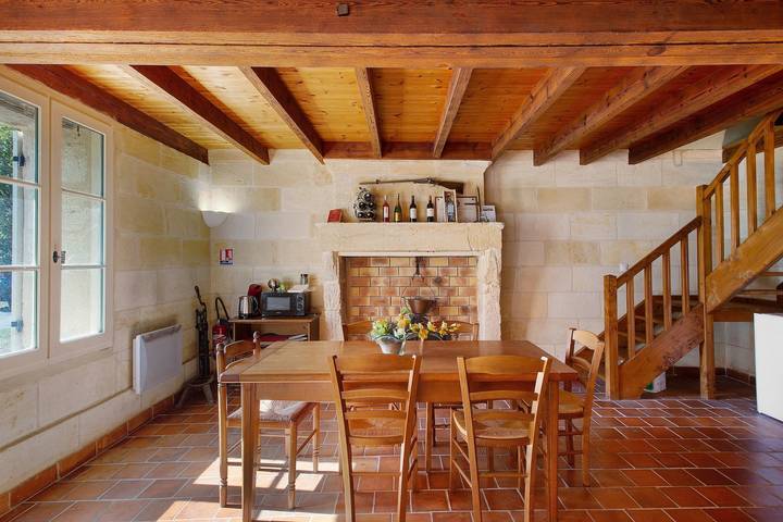 Guest Room 'Chateau Laborde Marjolaine' with Private Terrace, Wi-Fi and Air Conditioning in Saint-Médard-de-Guizières, Libourne region