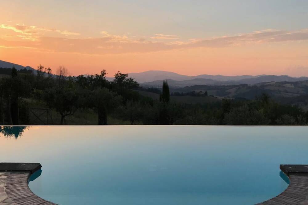 Ganze Wohnung, La Corte del Gusto - Der schwarze Maulbeerbaum Apt. mit Pool und einer atemberaubenden Aussicht in Arcevia, Ancona Provinz