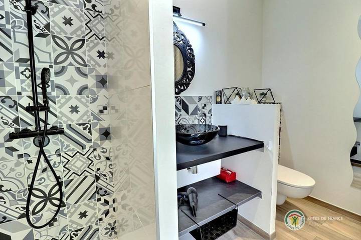 Location de vacances pour 3 personnes, avec piscine ainsi que vue et jardin à Labégude - 4