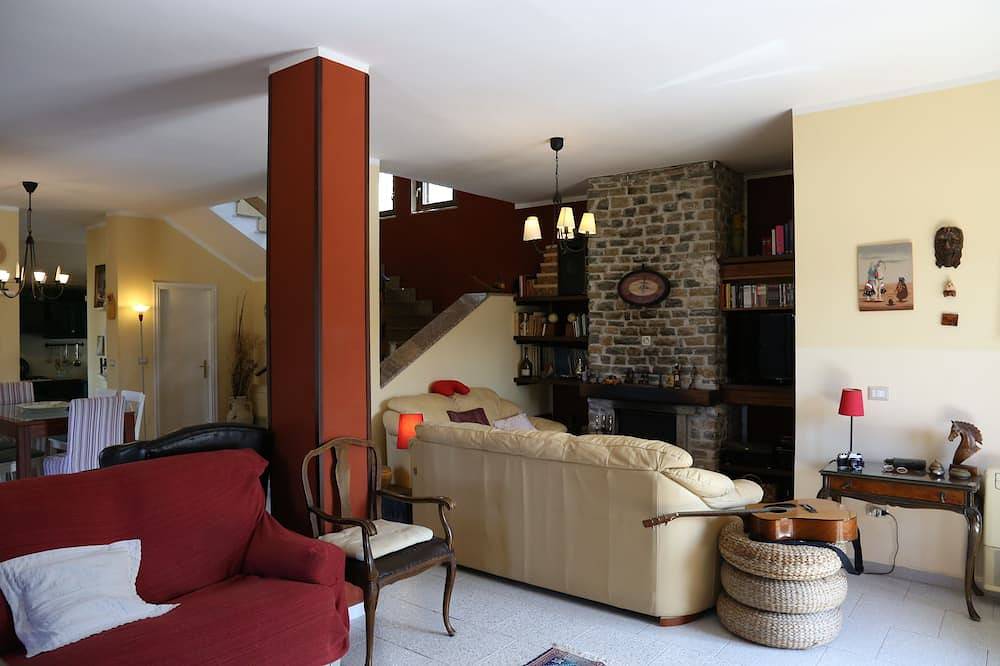 Wonderful villa with pool in a panoramic position at the gateway to Cilento. in Ogliastro Cilento, Cilento