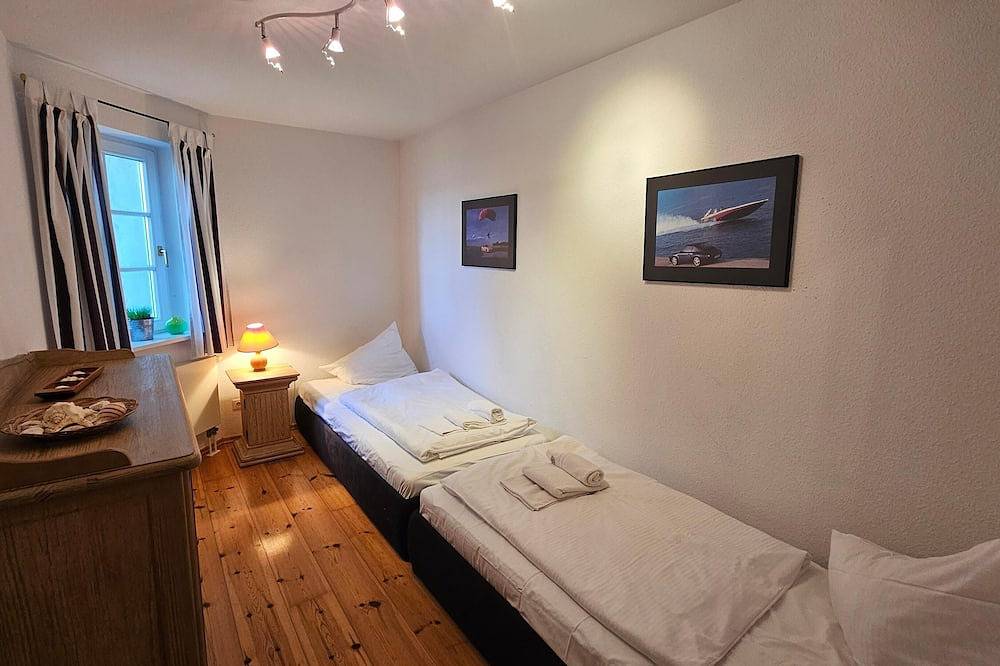 Appartement entier, Villa Seeblick vacation apartments, sleeps 4, from 61 m², balcony or terrace, directly on Lake Scharmützel in Bad Saarow, Dahme-Seengebiet