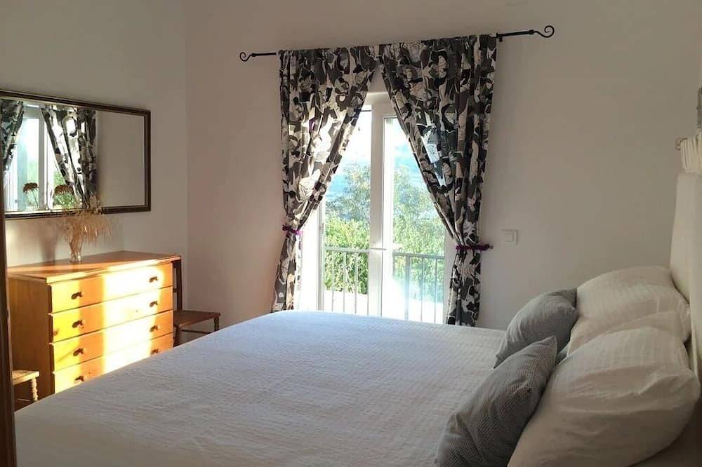A Family Villa with private pool and large terraces overlooking Lake Vinuela in Los Romanes, Viñuela