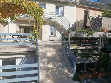 Gîte pour 4 personnes, avec balcon et jardin à Salles-Curan