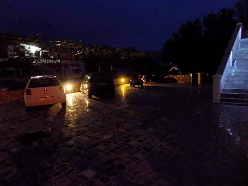 Ganze Ferienwohnung, Ferienwohnung 50 m von der Adria entfernt mit großer Terrasse  in Lopar, Rab