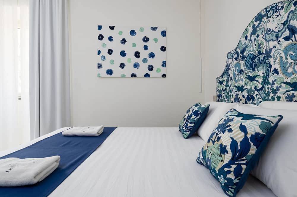 Blu Sky Luxury Palace – King Blue Apartment: Regal Comfort & Contemporary Design in Meta 👑💙 in Meta, Sorrento Coast