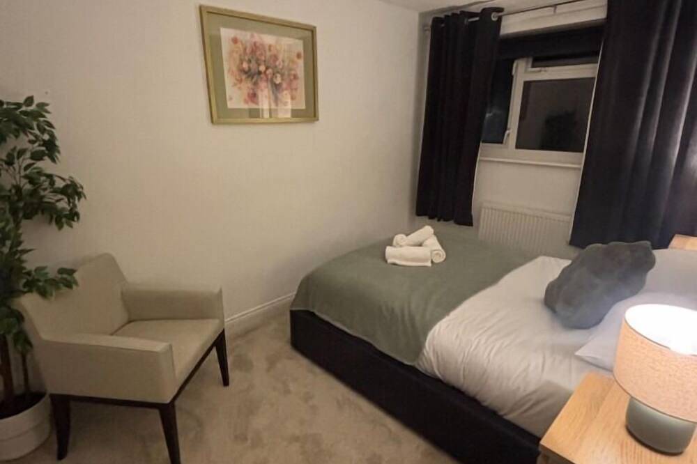 Ganze Wohnung, Komfort-Apartment-Ensuite mit Dusche-Balkon-Cozy in Crawley, West Sussex