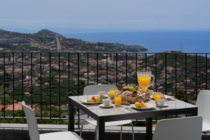 Ganze Wohnung, Ferienwohnung für 5 Personen mit Terrasse in Câmara de Lobos, Madeira