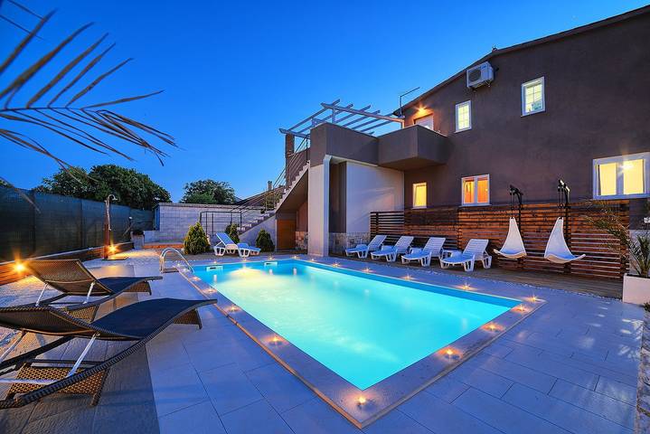 Villa für 12 Personen, mit Pool und Garten sowie Terrasse - 1