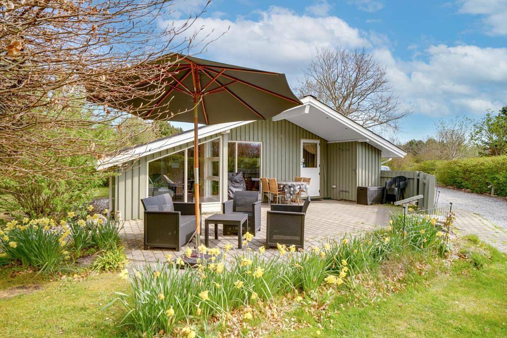 Hyggeligt og ugenert beliggende sommerhus på adressen Brombærvangen 14, Jegum Ferieland, med indhegnet naturgrund. in Jegum, Varde Region