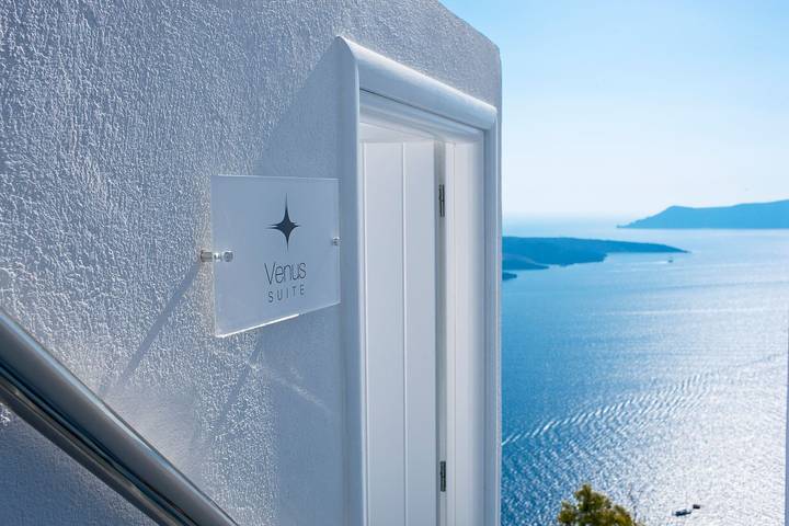 Vacation rental for 2 people, with balcony and ocean view in Santorini