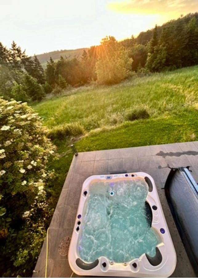 Ferienwohnung für 3 Personen, mit Whirlpool und Terrasse sowie Garten und Pool