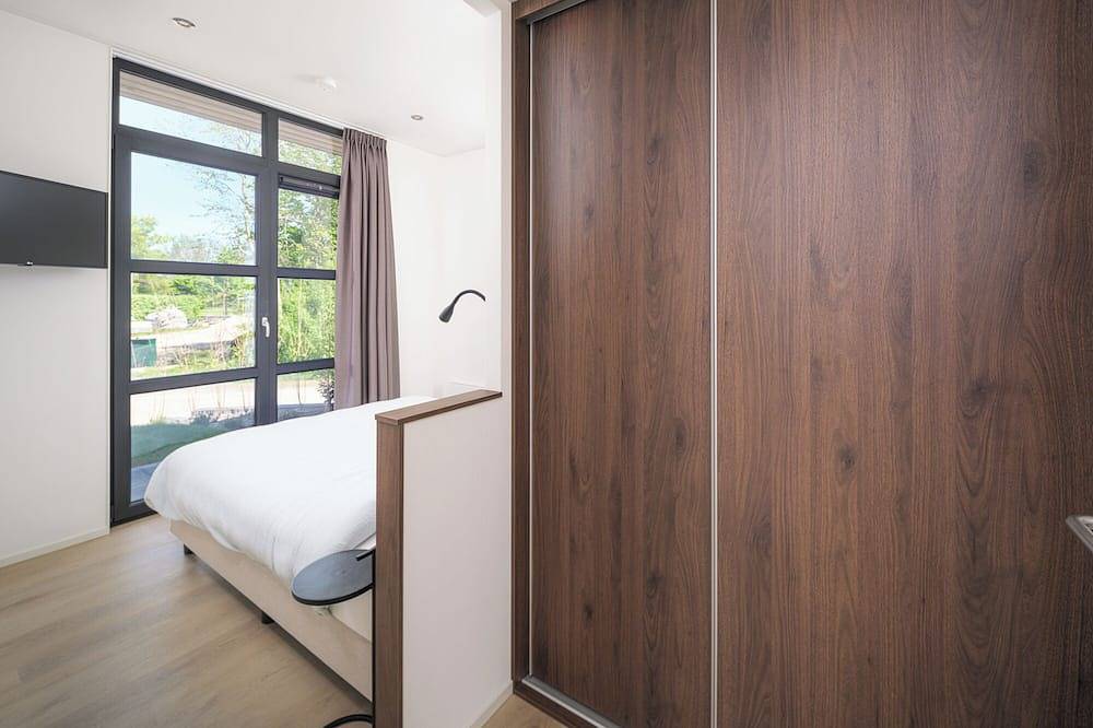 Geniet van een luxe 4-persoons villa vlak bij het water, met twee slaapkamers, twee badkamers en een zonnige tuin met loungeset. in Workum, IJsselmeer