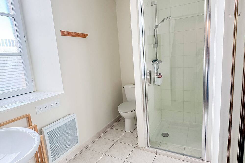 Entire apartment, Renovated Apartment in the Heart of Pont-l’Abbé – River View, Near the Ocean in Pont-l'Abbé, Quimper region