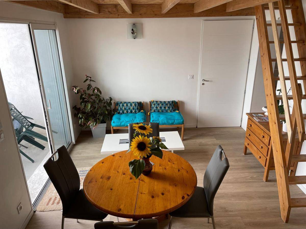 Appartement entier, Two-Bedroom Apartment in Saint-Laurent-de-la-Prée, Région de Rochefort