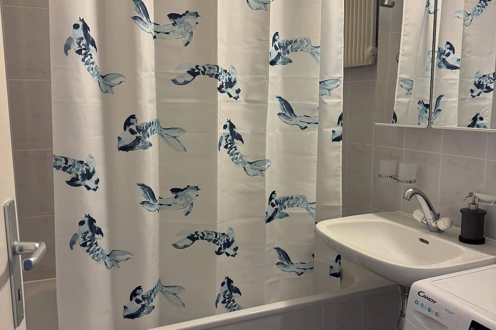 Appartamento intero, 6th floor, amazing 2-bedroom apartment in charming Eaux-Vives, Genève in Les Eaux-Vives, Ginevra