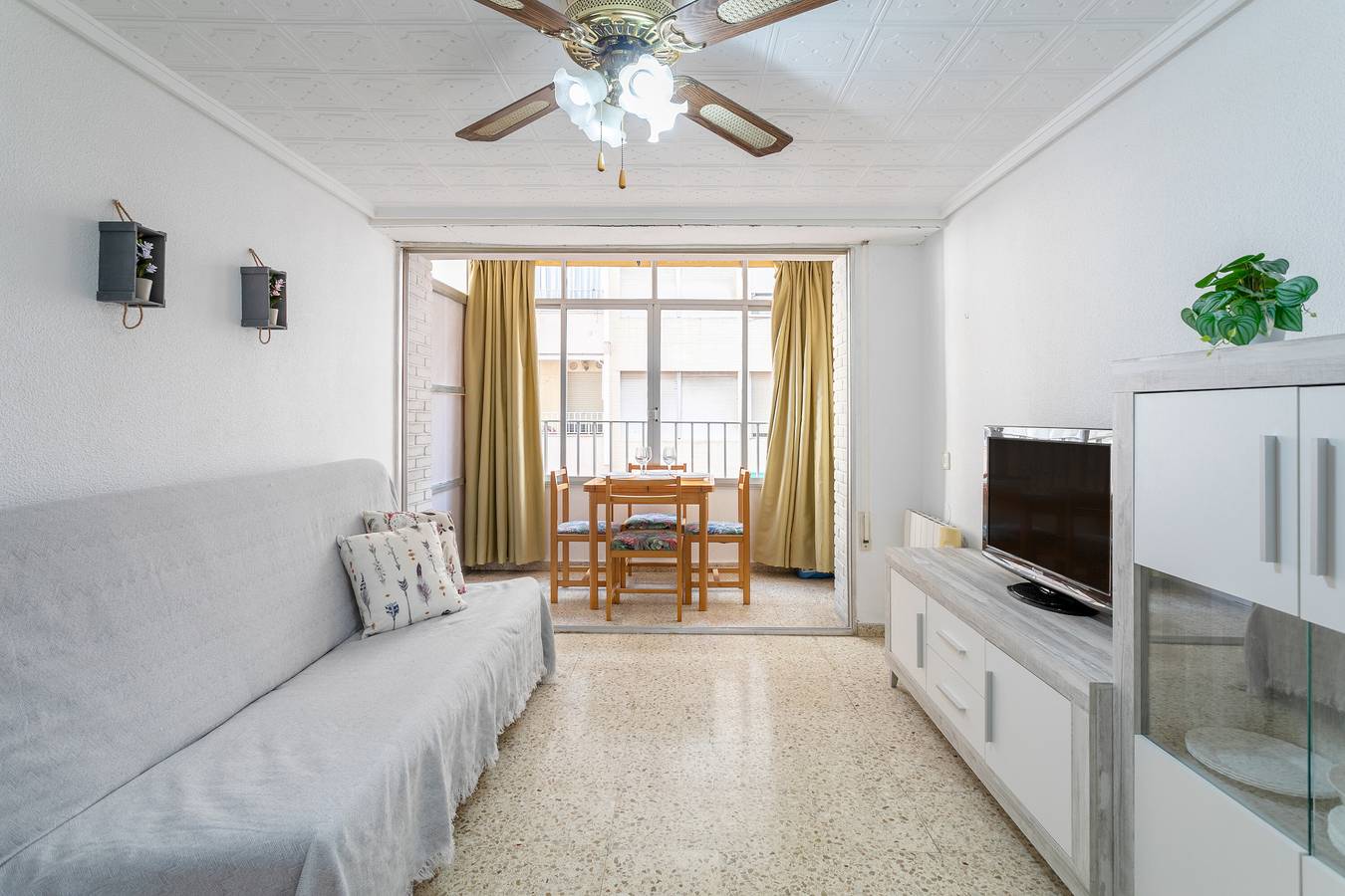 Apartamento entero, Apartamento 'Sunflower Pasaje' con vistas al mar y terraza compartida in Santa Pola, Costa Blanca