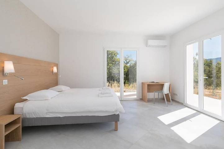 Location de vacances pour 12 personnes, avec jardin et terrasse à Nans-les-Pins - 3