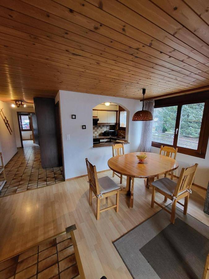 Ferienwohnung für 4 Personen, mit Balkon und Terrasse sowie Ausblick in Trin
