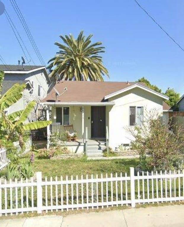 Cozy Cottage with Private Fenced Backyard Pets Welcome in Lomita, Los Angeles County