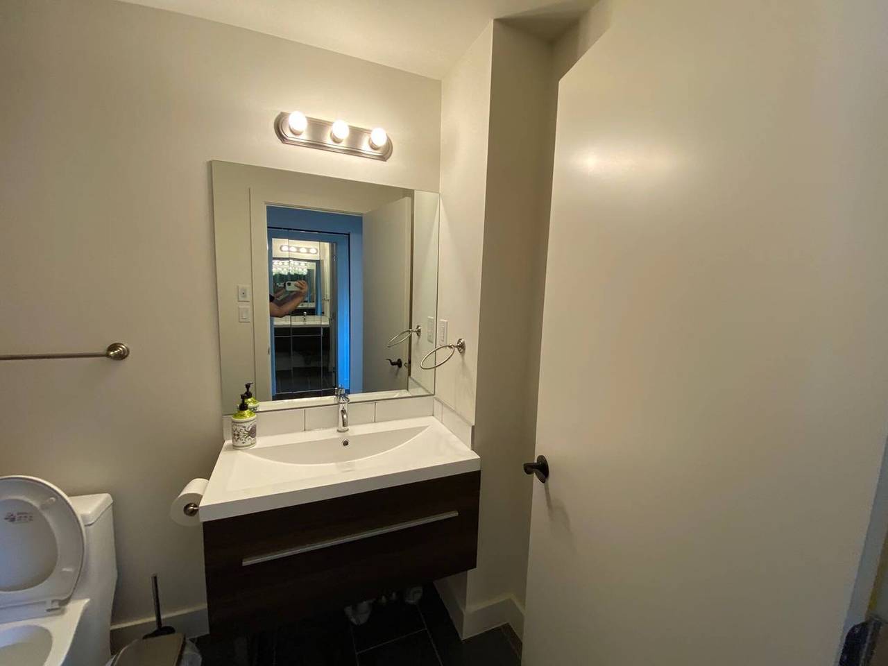 Appartement entier, Tout nouveau 1 Br 1 salle de bain. Proche de tous. Accessible à pied in Edmonton, Alberta