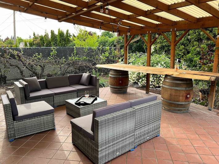 Vacation rental for 8 people, with terrace and yard, with pets in Eugene