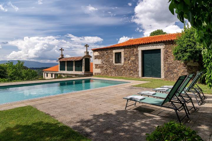Eira Country House Holiday Home with Mountain View and Pool in Fornelos e Queijada, Viana do Castelo District