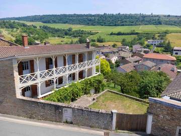 Gîte pour 13 personnes, avec terrasse et vue à Berzé-la-Ville