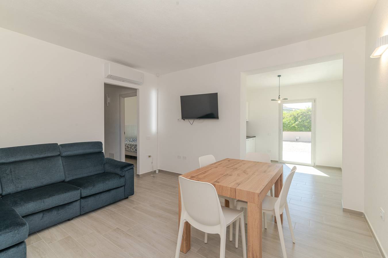 Appartamento intero, Appartamento 'Blu con Patio' con Terrazza Privata a 3 minuti a piedi dalla spiaggia di budoni in Budoni, Olbia-Tempio