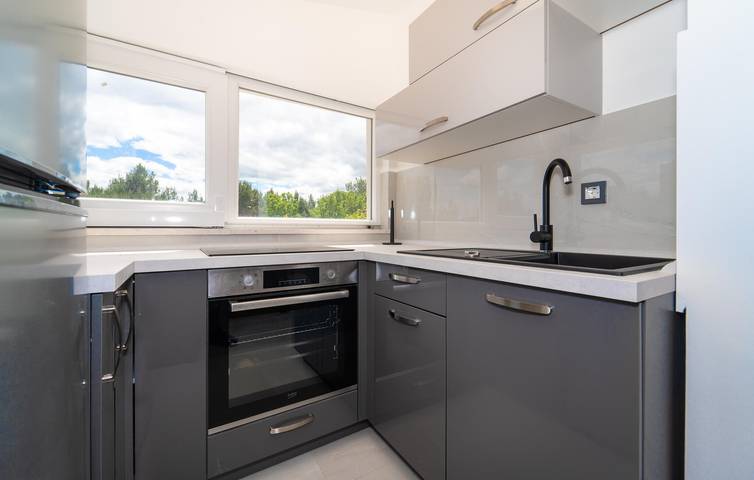 Ganze Ferienwohnung, Moderne 2-Zimmer-Wohnung mit Terrasse, WLAN und Parkplatz in Küstennähe in Pridraga, Donji Karin