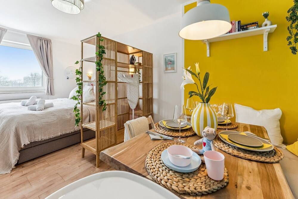 Entire apartment, Hellohome I Feel-good Design I Boxspring I Free Parking I City apartment ‘Happy’ in Viewegs Garten- Bebelhof, Braunschweig (Germany)