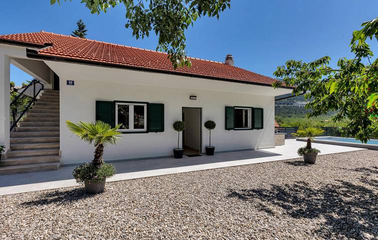 Geräumige 2-Zimmer-Wohnung mit Pool, Terrasse und WLAN in Rašćane, Makarska Riviera