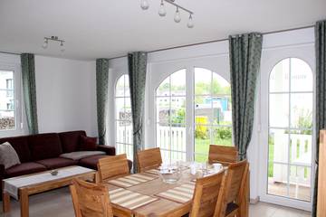 Ferienwohnung für 6 Personen, mit Terrasse und Balkon/Terrasse in Nienhagen
