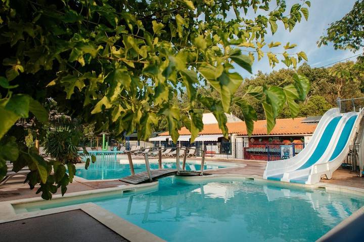 Camping pour 4 personnes, avec bassin pour enfant et piscine ainsi que jacuzzi et jardin à Bormes-les-Mimosas - 2