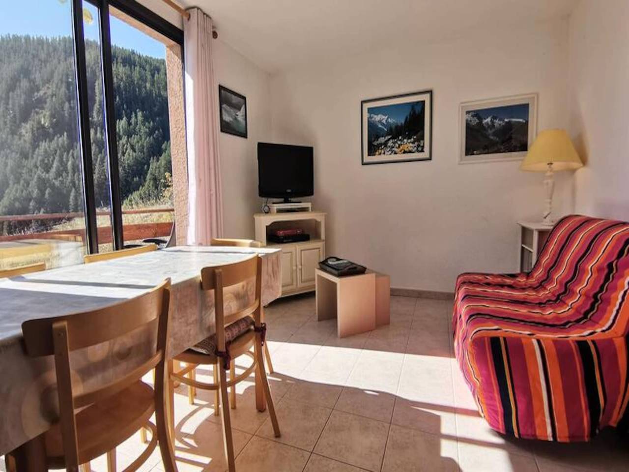 Entire apartment, Apartment in Réallon with Slope Access in Réallon, Écrins National Park