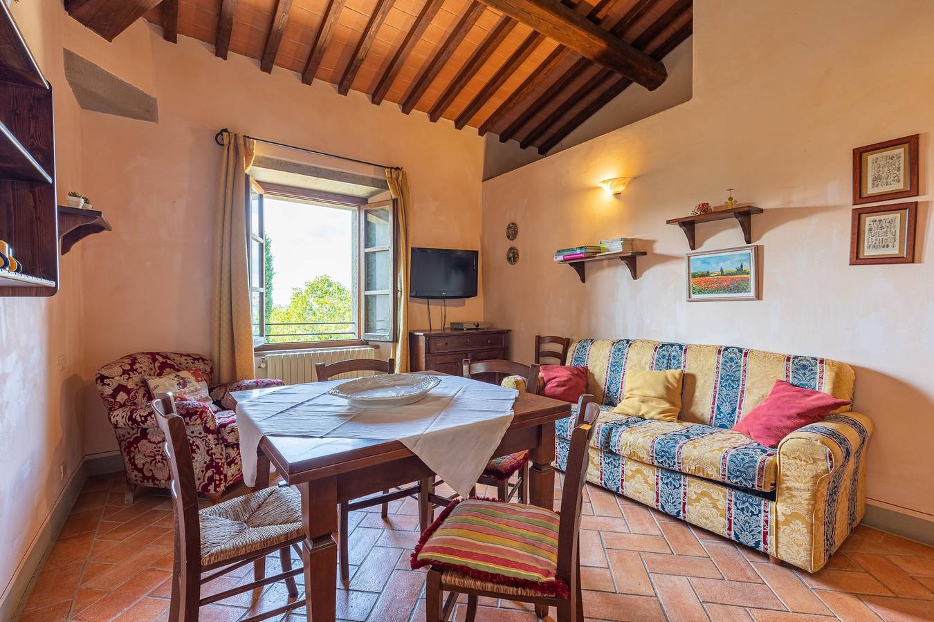 Entire apartment, Apartment 'Granaio - Borgo Dolci Colline' with Private Pool, Wi-Fi, and Air Conditioning in Castiglion Fiorentino, Arezzo Province