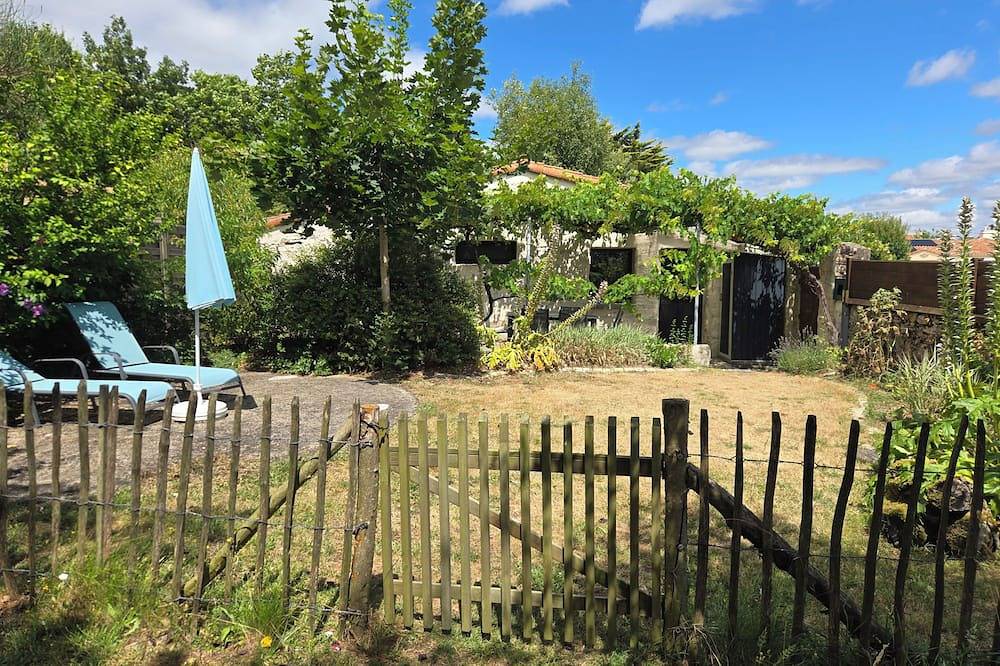 A charming, quiet, and rustic little cottage with a small garden and private parking. in Clisson, Nantes region