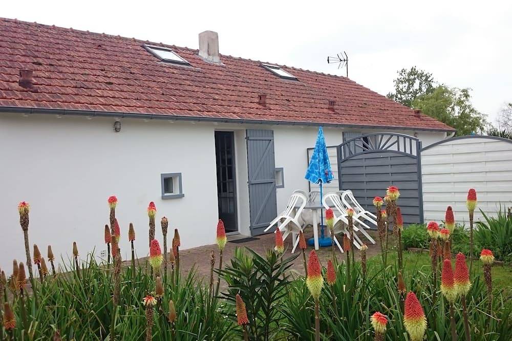 Beautiful, quiet residence in the countryside 5 kms from the beach in Le Perrier, Vendée